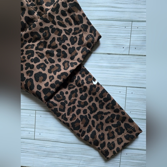 Nike One Dri Fit Leopard Glitter Leggings - Picture 4 of 8